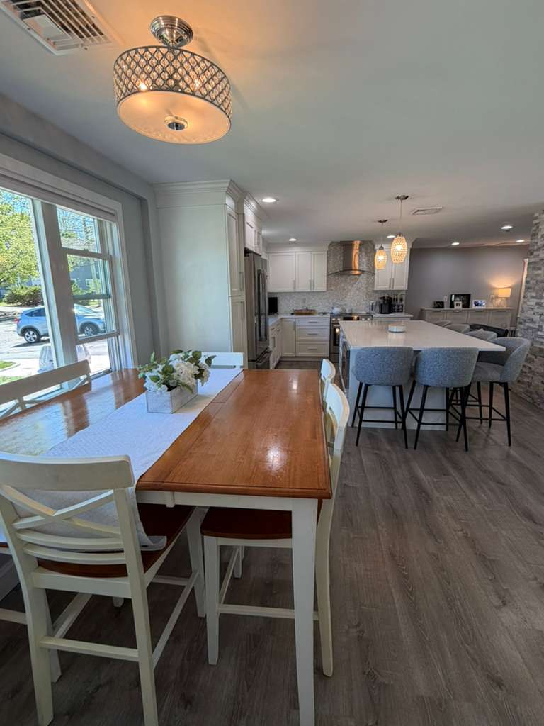 Modern Kitchen & Dining Area